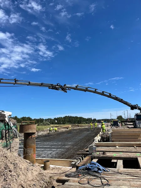 Nosturin puomi ulottuu työmaa-alueen yli.